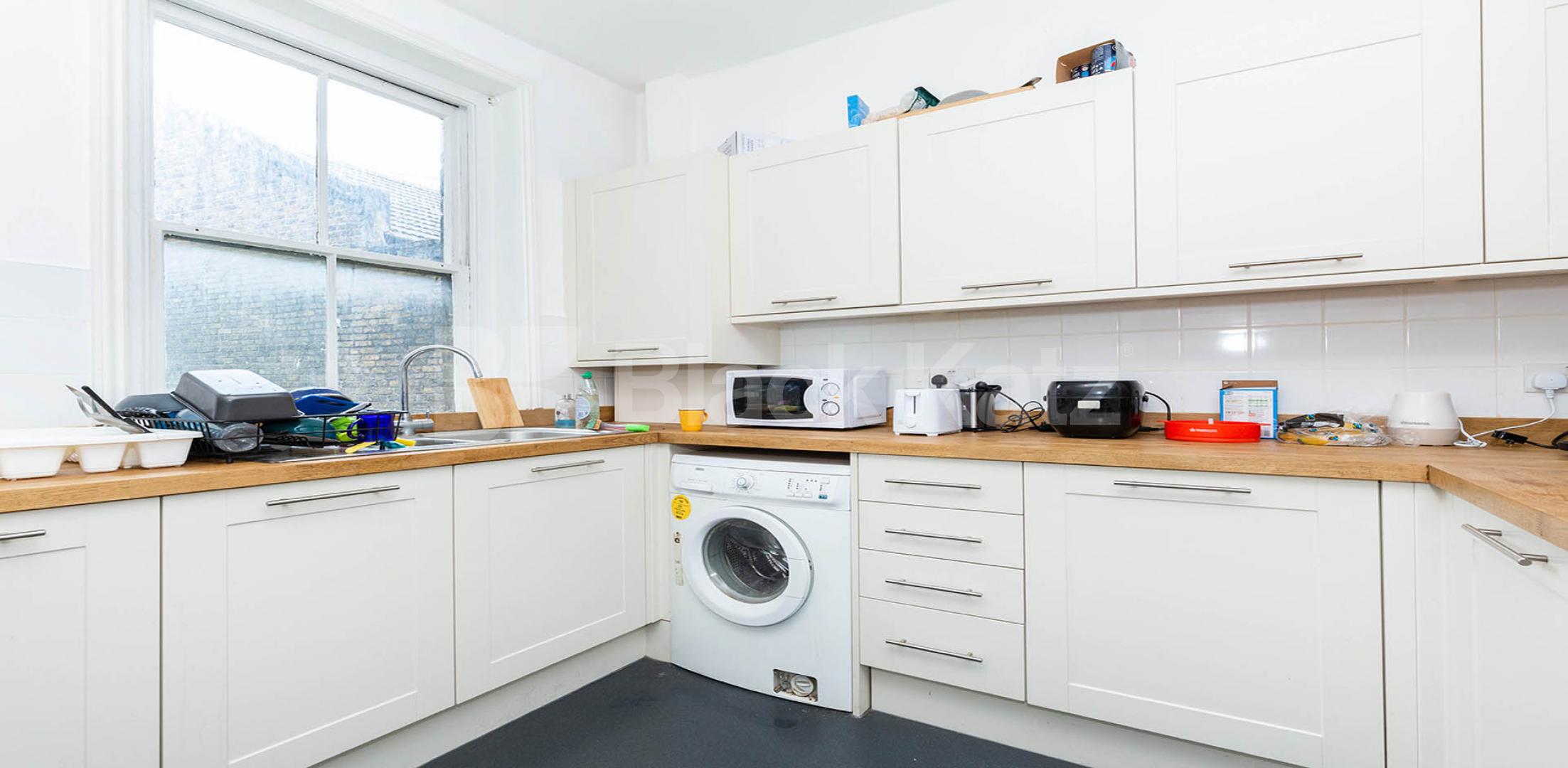 modern kitchen and bathroom wood floors walking distance to ucl avail 1/9/24 Hampstead Road, Camden / Euston
